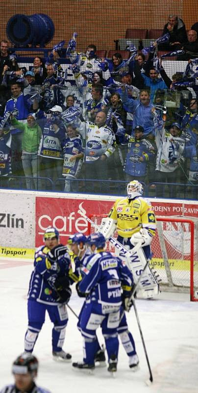 Extraligoví hokejisté Zlína (ve žlutém) v 15. kole, v repríze posledního finále, hostili v pátek brněnskou Kometu.