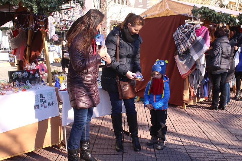 Desítky pitíček od firmy Vitar rozdal Deník dětem na náměstí Míru ve Zlíně v rámci pozvání na akci Česko zpívá koledy.