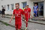 Fotbalisté Kvítkovic (modro-bílé dresy) v Mol Cupu prohráli s Třincem 1:5.