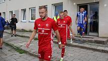 Fotbalisté Kvítkovic (modro-bílé dresy) v Mol Cupu prohráli s Třincem 1:5.