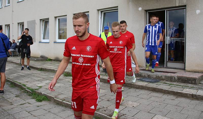 Fotbalisté Kvítkovic (modro-bílé dresy) v Mol Cupu prohráli s Třincem 1:5.