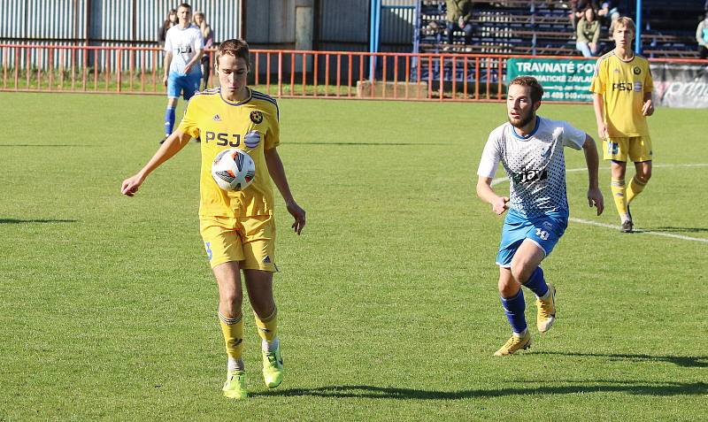 Fotbalisté Otrokovic (modro-bílé dresy) podruhé v sezoně zvítězili, porazili Jihlavu "B" 2:0.