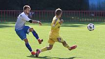 Fotbalisté Otrokovic (modro-bílé dresy) podruhé v sezoně zvítězili, porazili Jihlavu "B" 2:0.