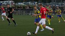 Fotbalisté Uherského Brodu (červené dresy) zvítězili v předkole MOL Cupu nad domácím Baťovem 5:0.