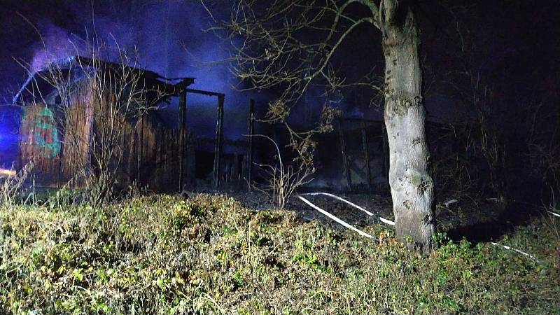 Požár objektu u sportovního areálu v Otrokovicích.