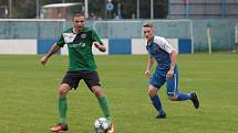 Slušovičtí fotbalisté (modré dresy) doma porazili Velké Karlovice 1:0.