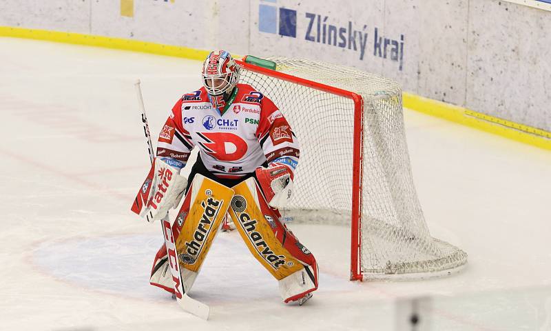 Hokejisté Zlína (modré dresy) v neděli večer vyzvali Pardubice.