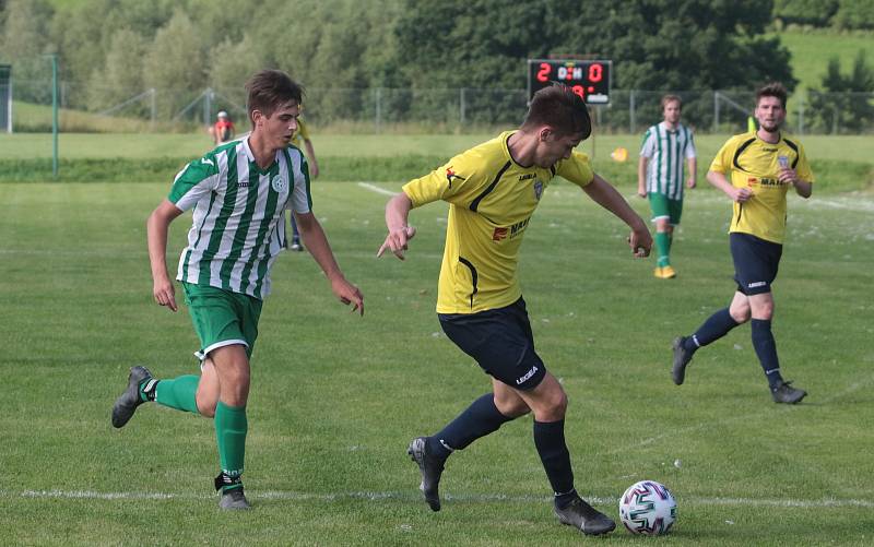 Fotbalisté Újezdu (ve žlutých dresech) zdolali Vysoké Pole 4:2 a před letní pauzou zůstali v čele Ligy4.