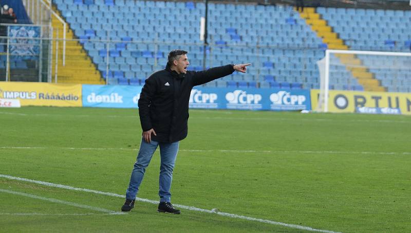 Fotbalisté Zlína (žluté dresy) ve 22. kole první ligy porazili Slovácko 1:0. Regionální derby rozhodl v 82. minutě obránce Martin Cedidla.