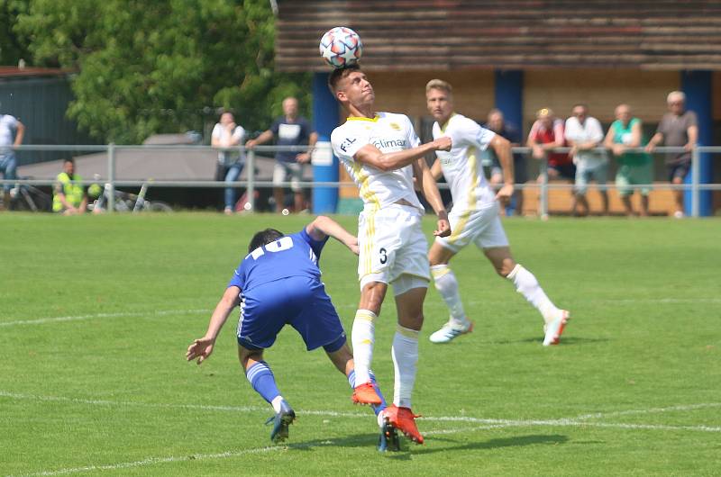 Fotbalisté Zlína (bílé dresy) v úvodním letním přípravném zápase přehráli třetiligový Uničov 5:1.