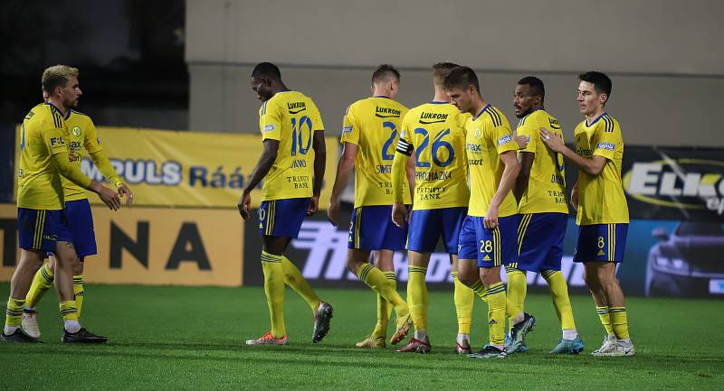 Fotbalisté Zlína (žluté dresy) ve 3. kole MOL Cupu doma zdolali druholigovou Jihlavu 2:0.