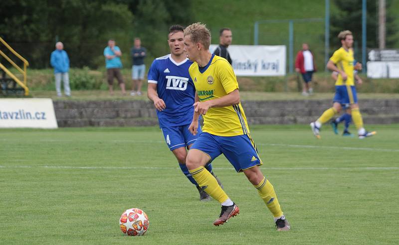 Fotbalisté Slavičína (v modrých dresech) na úvod přípravy zvítězili na Vršavě se Zlínem B 2:1