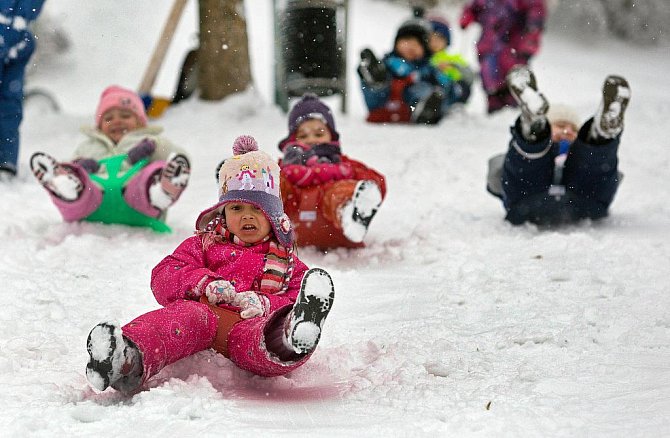 Zlín zapadl v pátek 17. února sněhem. Nejvíce radosti tak počasí způsobilo dětem.