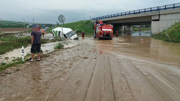 Hasiči likvidují následky přívalových dešťů ve Zlínském kraji; úterý 23. května 2023