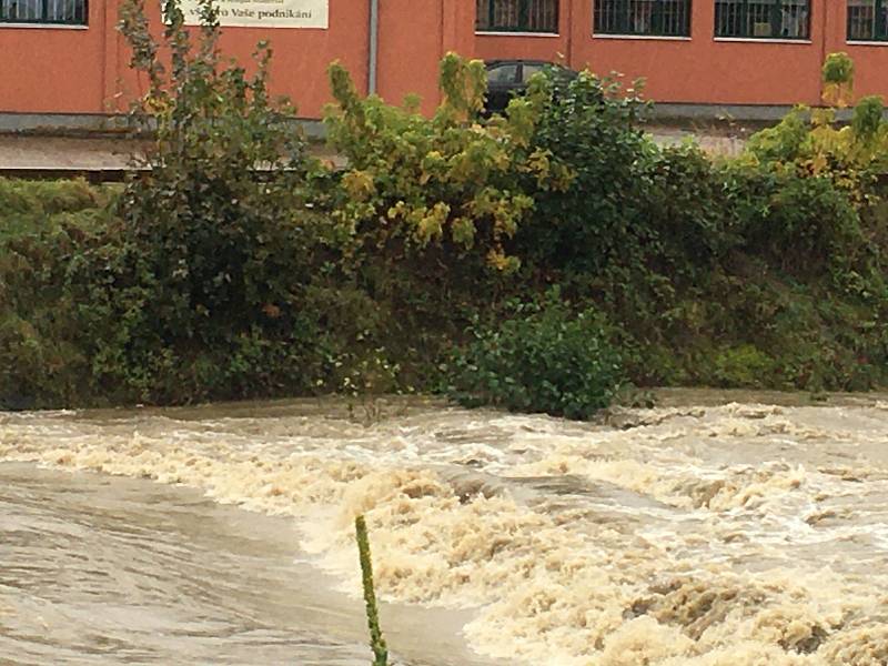 Vytrvalý déšť ve Zlínském kraji zaplavil cesty, zvedl hladiny řek. Řeka Dřevnice ve Zlíně.