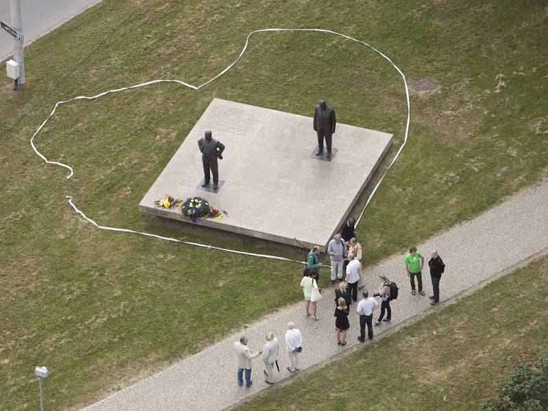 Aktivisté a členové několika menších politických stran vytvořili 12. července symbolické srdce kolem pomníku bratrů Baťových ve Zlíně, aby uctili památku podnikatele Tomáše Bati. Od jeho tragického úmrtí uplynulo 81 let.