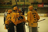 Hokejisté Vsetína (žluté dresy) ve druhém čtvrtfinále Chance ligy nastoupili s Duklou Jihlava.