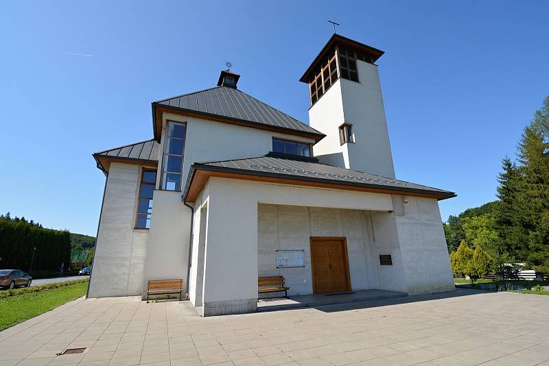 Dolní Lhota leží v údolí Horní Olšavy na úpatí Bílých Karpat. Na snímku z 10. srpna 2021 kostel Panny Marie Karmelské.