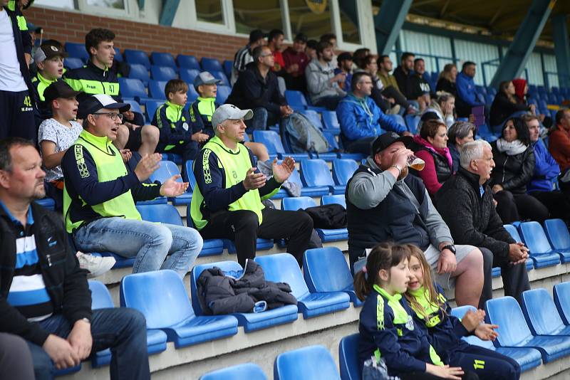 Fotbalisté Kateřinic (černé dresy) ve finále Zlínského Poháru KFS porazili Morkovice 1:0.