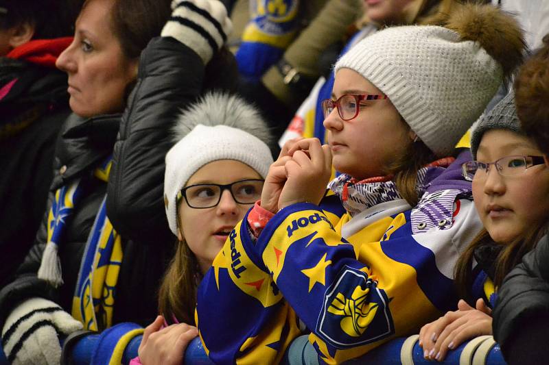 Extraligoví hokejisté Zlína (ve žlutém) v neděli ve 45. kole doma hostili Pardubice. Foto:pro Deník/Jiří Hejtmánek