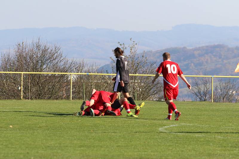 Fotbalisté Mladcové (červené dresy) v šlágru víkendu I.B. třídy skupiny B porazili Lužkovice 4:0.