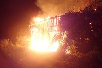 Stromy i přilehlou hospodářskou budovu v Tlumačově pohltily v noci na úterý 18. října plameny.