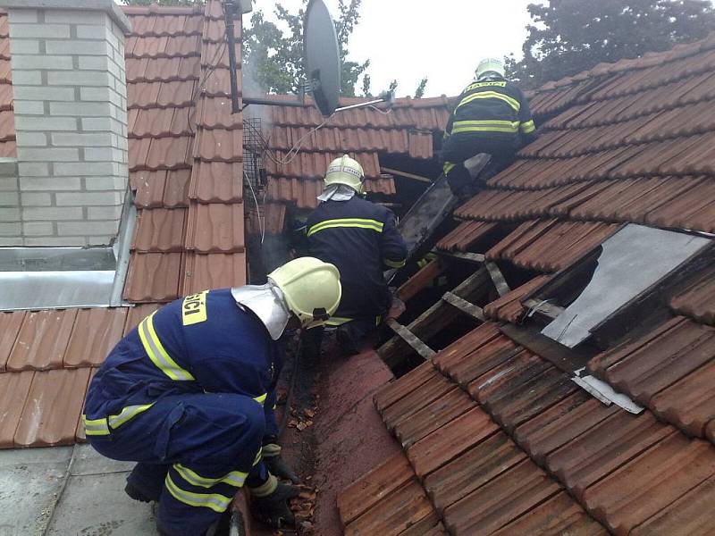 Požár části střechy rodinného domu v Brumově-Bylnici