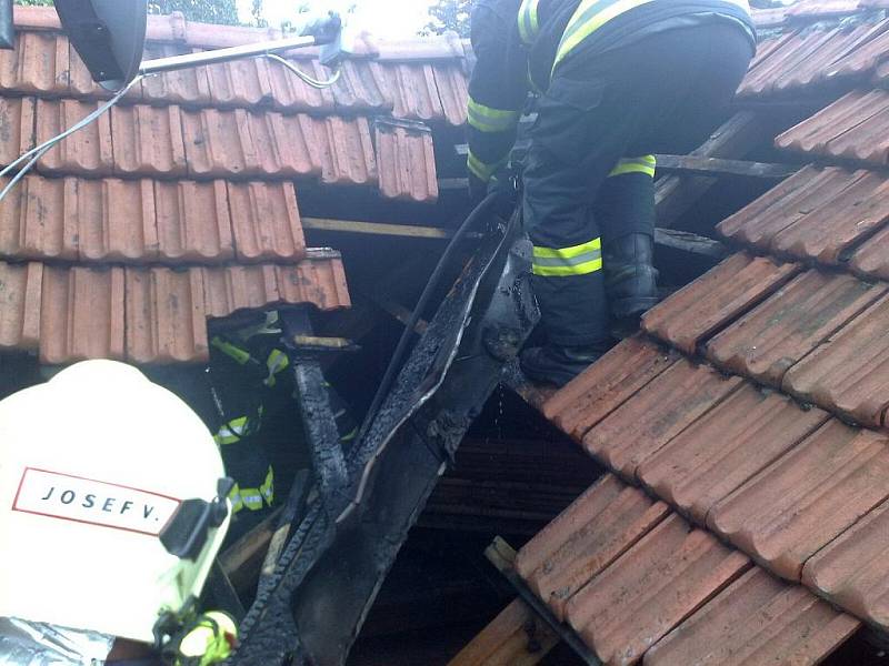 Požár části střechy rodinného domu v Brumově-Bylnici