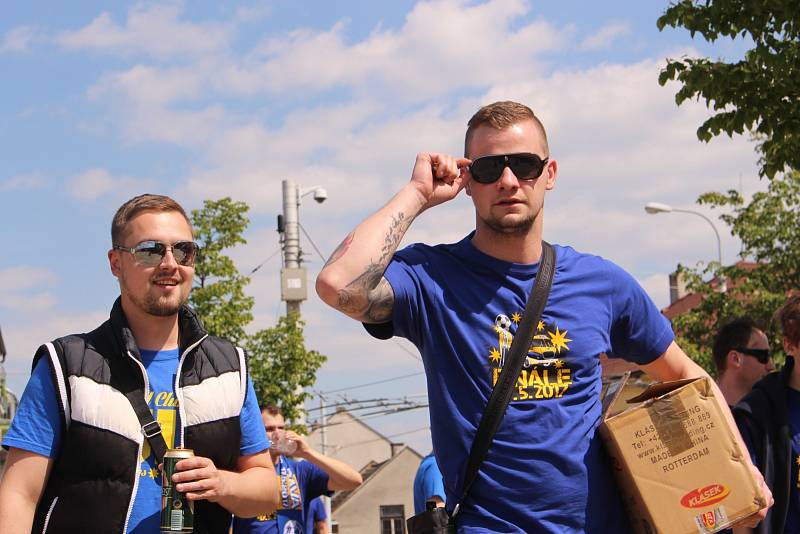 Stovky fanoušků zaplnily okolí vlakového nádraží v Otrokovicích. Všichni mířili do Olomouce na finále Českého poháru