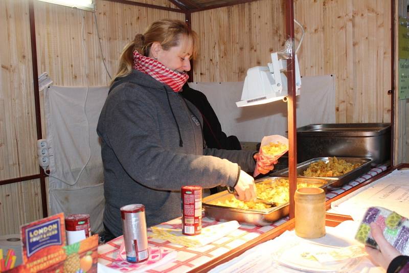 Stánkaři na Vánočním jarmarku ve Zlíně mají nelehkou práci. Mnozí se zahřívají, jak mohou.