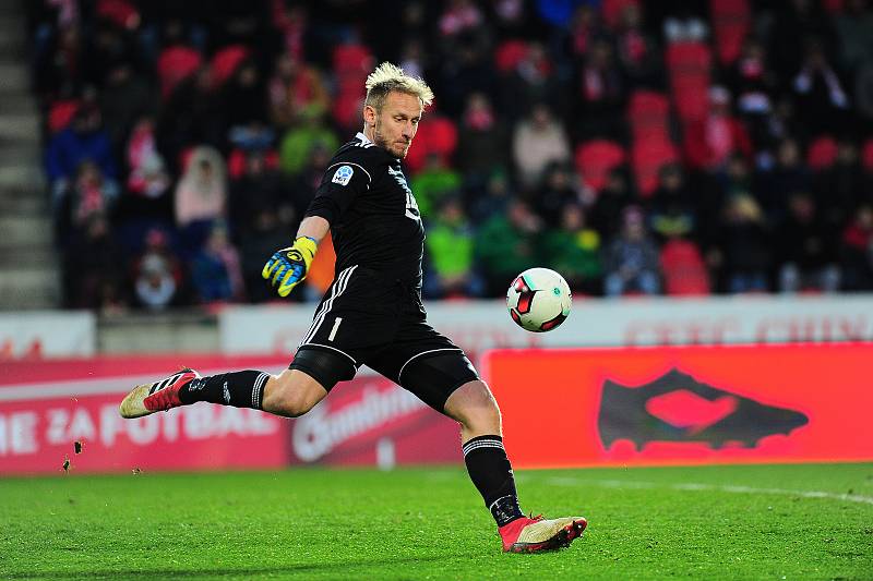 Fotbalové utkání HET ligy mezi celky SK Slavia Praha  a FC Fastav Zlín 1. dubna v Praze. Zdeněk Zlámal.