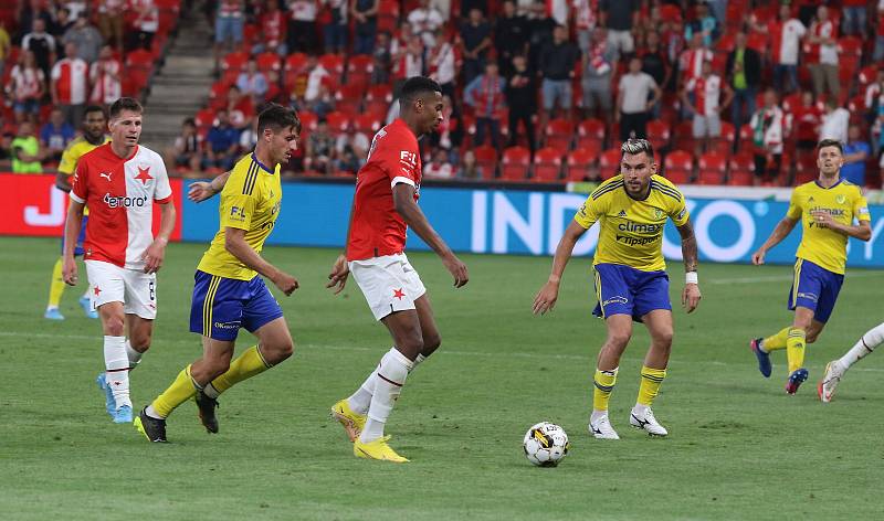 Fotbalisté Zlína (žluté dresy) ve 2. kole FORTUNA:LIGY prohráli se Slavií Praha 1:4.