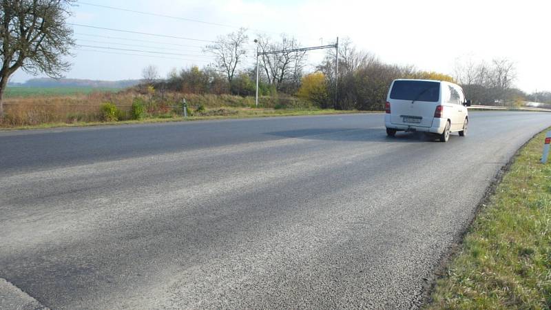 Část silničního tahu z Tlumačova do Otrokovic nechalo v minulých dnech Ředitelství silnic a dálnic opravit. Lidem se to nelíbí, podle nich totiž silnice nebyla zničená.