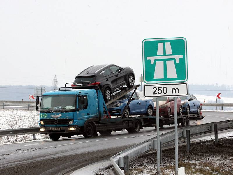 Dálniční dopravní značky na dálnici D 55 u Otrokovic.