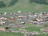 VESNICE. Hlavním stavebním materiálem je v Altaji dřevo. Dobře izoluje a dřevěná obydlí jsou také odolná vůči zemětřesení. 