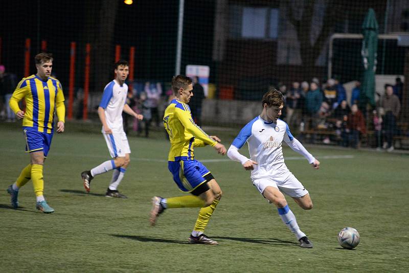 Divizní fotbalisté Baťova (ve žlutém) ve 14. kole, úvodním jarním, doma remizovali s Přerovem 1:1.