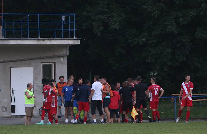 Dvizní fotbalisté Slavičína (v modrém) v rámci středečního 1. kola MOL Cupu doma vyřadili třetiligový Frýdek-Místek v prodloužení 3:2. 