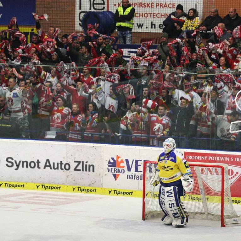 Extraligoví hokejisté Zlína (ve žlutém) v rámci 5. rozhodujícího zápasu předkola play-off v neděli 13. března hostili Oceláře Třinec.