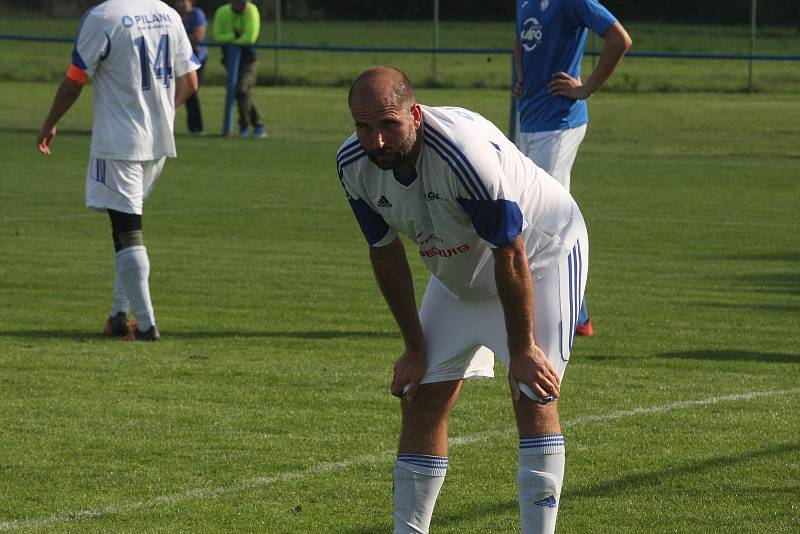 Fotbalisté Tlumačova (modré dresy) v rámci oslav výročí devadesáti let kopané v obci porazili Zdounky 2:0.