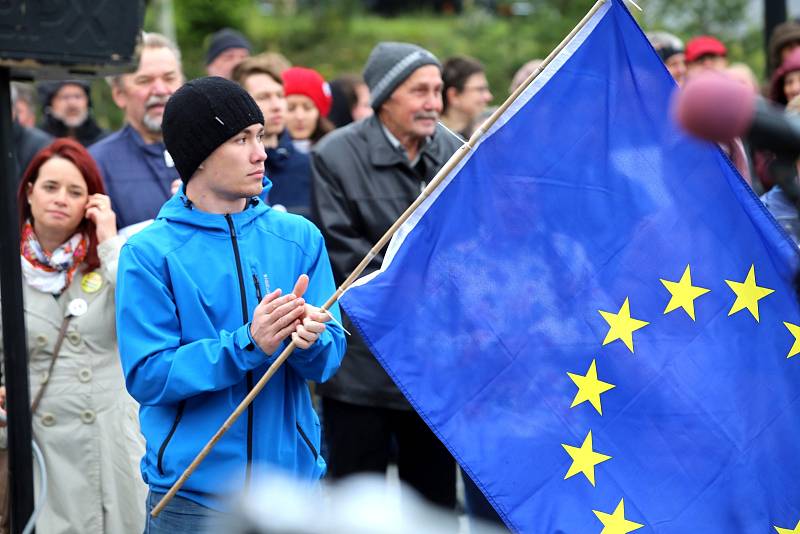 Demonstrace proti ministryni spravedlnosti Marii Benešové na náměstí T. G. Masaryka ve Zlíně, 13. 5. 2019