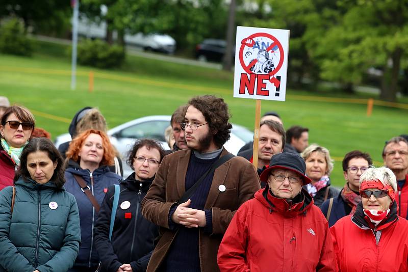 Demonstrace proti ministryni spravedlnosti Marii Benešové na náměstí T. G. Masaryka ve Zlíně, 13. 5. 2019