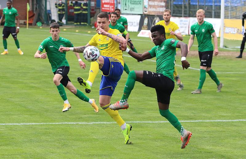 Fotbalisté Zlína (ve žlutých dresech) se ve 27. kole FORTUNA:LIGY utkali s Příbramí. Foto: Jan Zahnaš