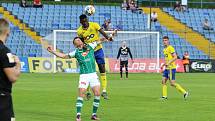 Fotbalisté Zlína (žluté dresy) zakončili letošní sezonu domácí remízou s Jabloncem 1:1.