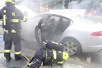 Auto začalo hořet za jízdy. Požár uhasili v dýchacích přístrojích