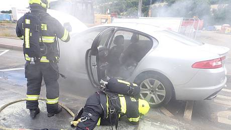 Auto začalo hořet za jízdy. Požár uhasili v dýchacích přístrojích