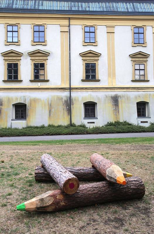 Socha pastelky v sadu Svobody u zámku ve Zlíně.