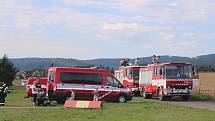 Na letišti ve Zlíně-Štípě cvičili krajští hasiči čerpání vody do letadla.