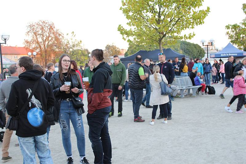 Čtvrtý ročník Malého burger festivalu přilákal na kroměřížské Hanácké náměstí milovníky dobrého jídla a pití.