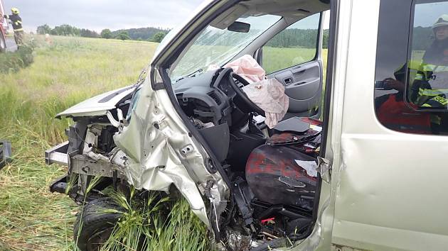 Zraněného řidiče museli hasiči z vozidla po nehodě vyprostit