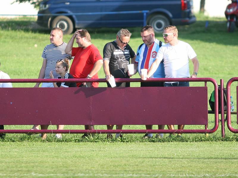 Bezbrankovou remízu přinesl sobotní fotbalový duelu I. B třídy skupiny B v Loukách, kde uhrály Ludkovice (bílo-modří) cenný bod.